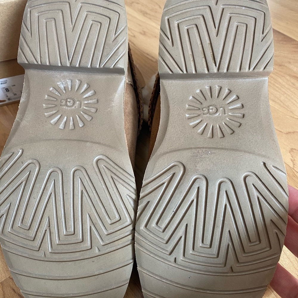 Ugg - Picture 3 of 5